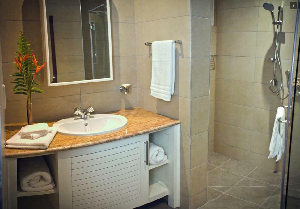 The Quadrant Luxury Apartments ヴィクトリア エクステリア 写真